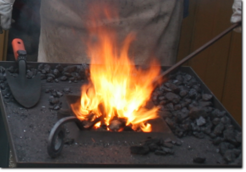 Schmiede-Objekte für drinnen und draußen und auch Gebrauchskunst wie Stühle, Tische, Kerzenständer